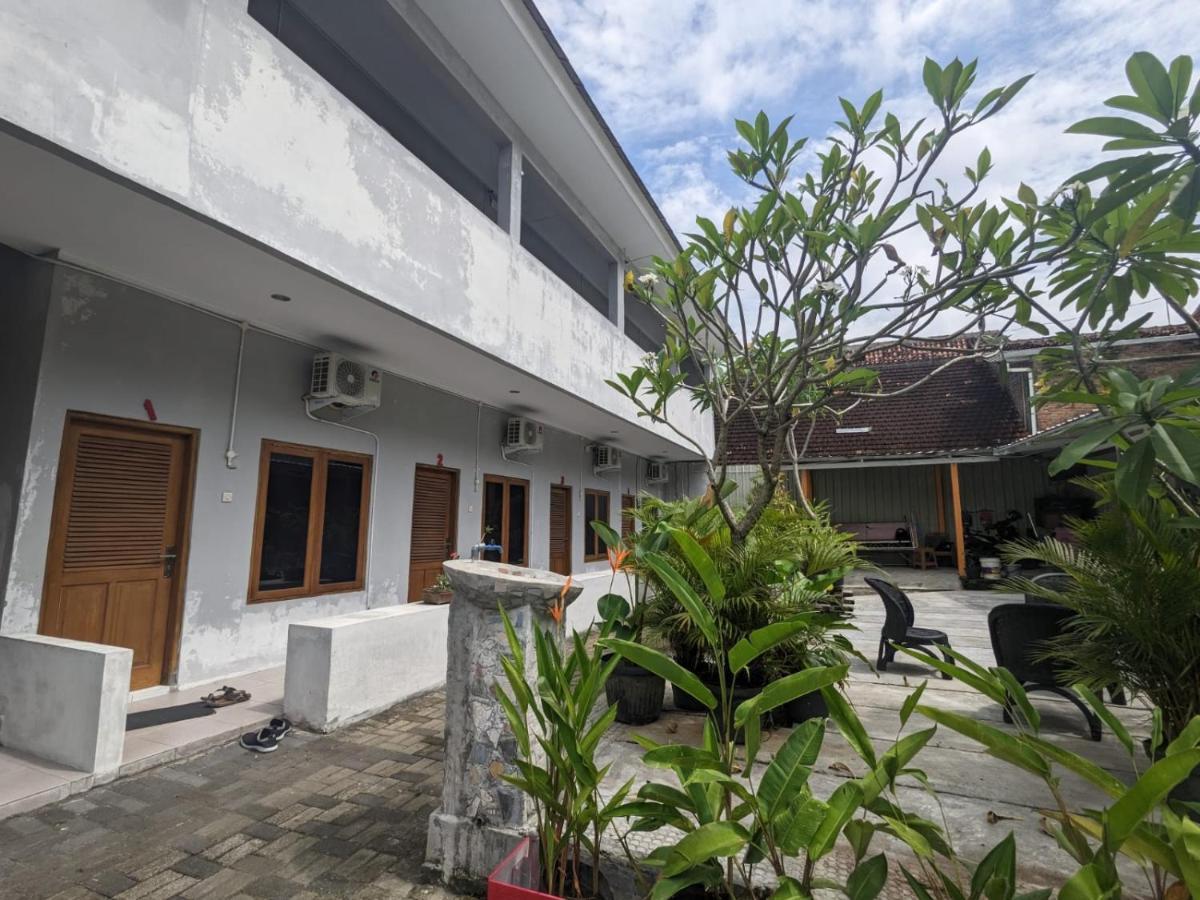Rumah Pagar Merah Homestay *